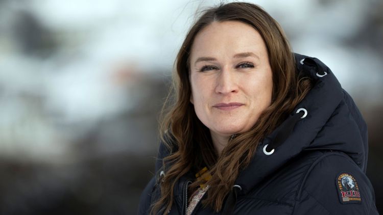Bildet viser Ingvill Kvernmo som står utendørs. 