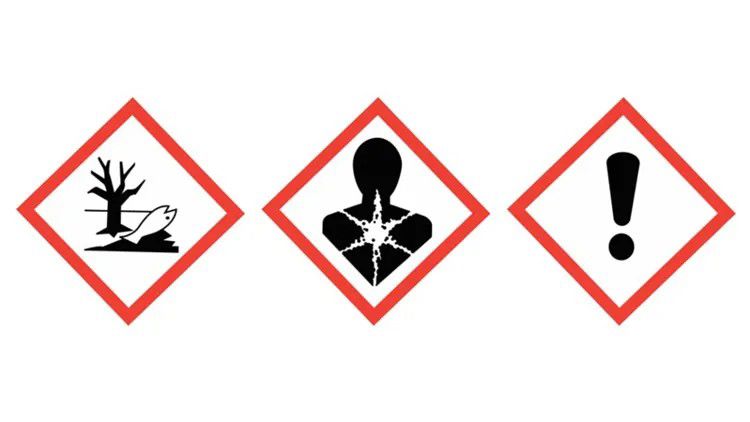Illustrasjon av tre farepiktogrammer: miljøfare (død fisk og tre), alvorlig helsefare (silhuett med stjerneformet symbol på brystet) og helsefare/irritasjon (utropstegn).