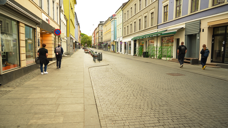 Bilde fra Oslo-gate der to inspektører er ute på kontroll med renholdsvirksomheter.