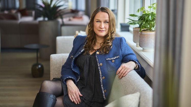 Bildet viser Ingvill Kvernmo som sitter i en sofa