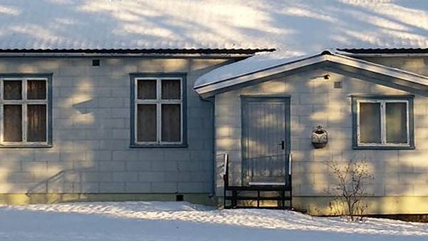 Bildet viser et bolighus med eternittplater som er skrudd på fasaden i ett karakteristisk overlappende mønster.  