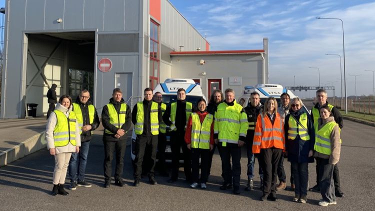 flere inspektører med ansiktet vendt mot oss på felleskontroll i regi av ELA