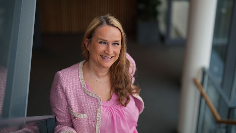Bildet viser Ingvill Kvernmo som står i ei trapp