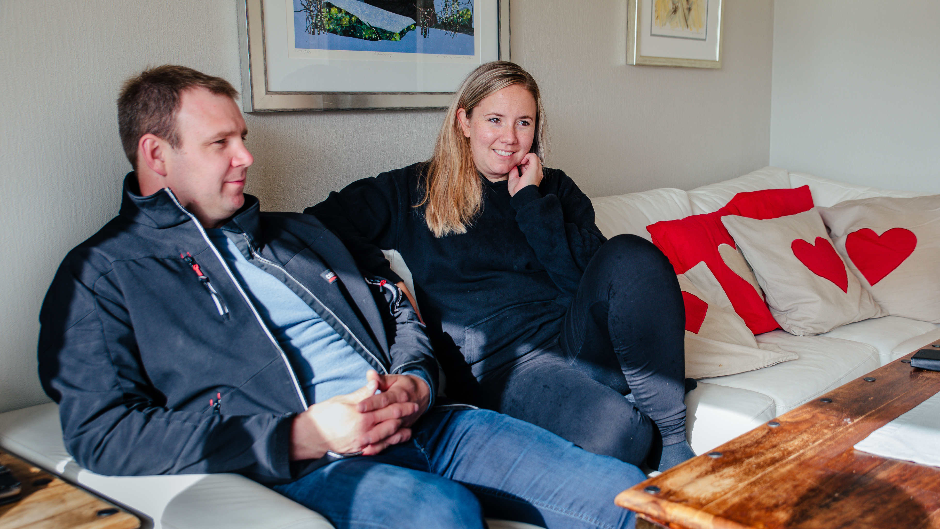 Tor Gudmestad og Ailin Skårland sitter i sofaen. Foto.