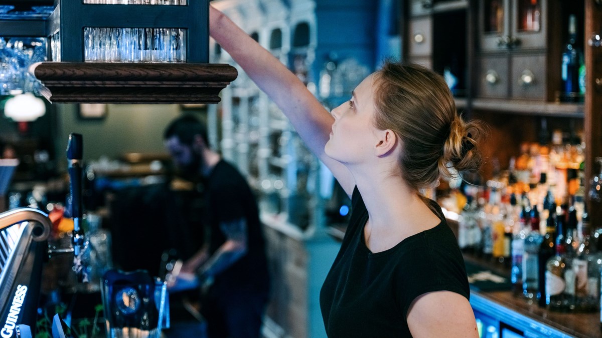 Kvinnelig servitør i bar