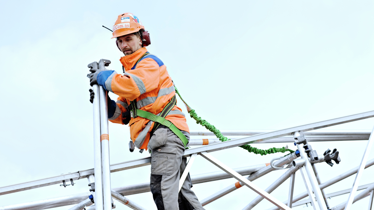 Mann som jobber i stillas