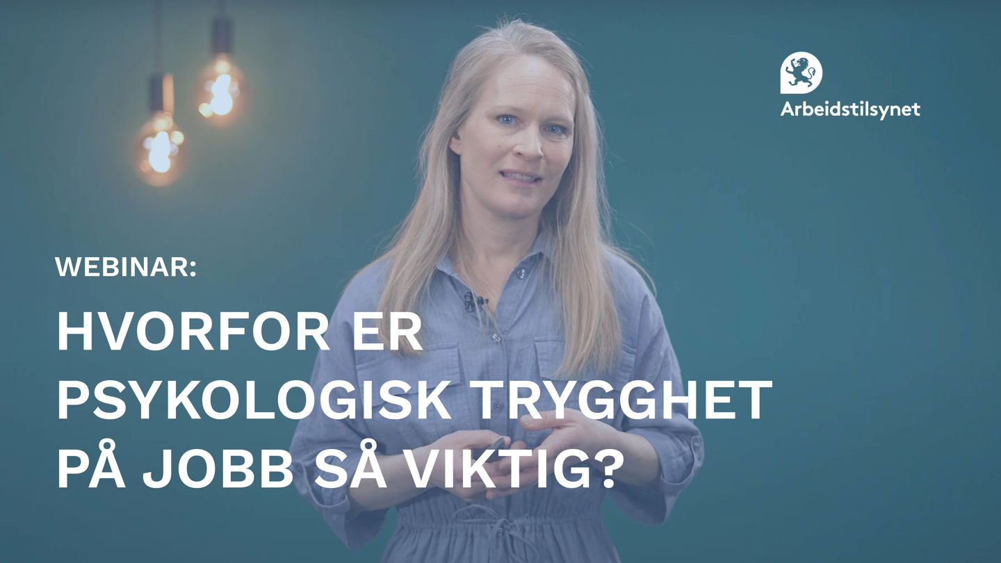 Bilde fra webinaret av programleder Karin Scheel. Hun ser rett i kamera og snakker.