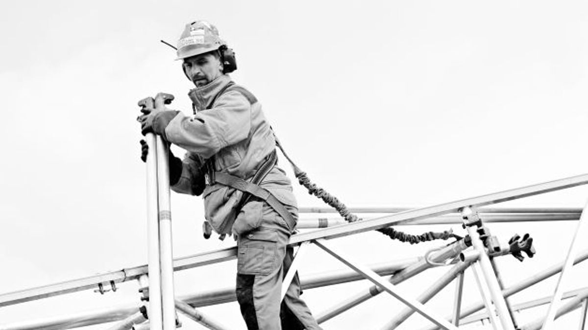 Bygningsarbeider monterer et stillas