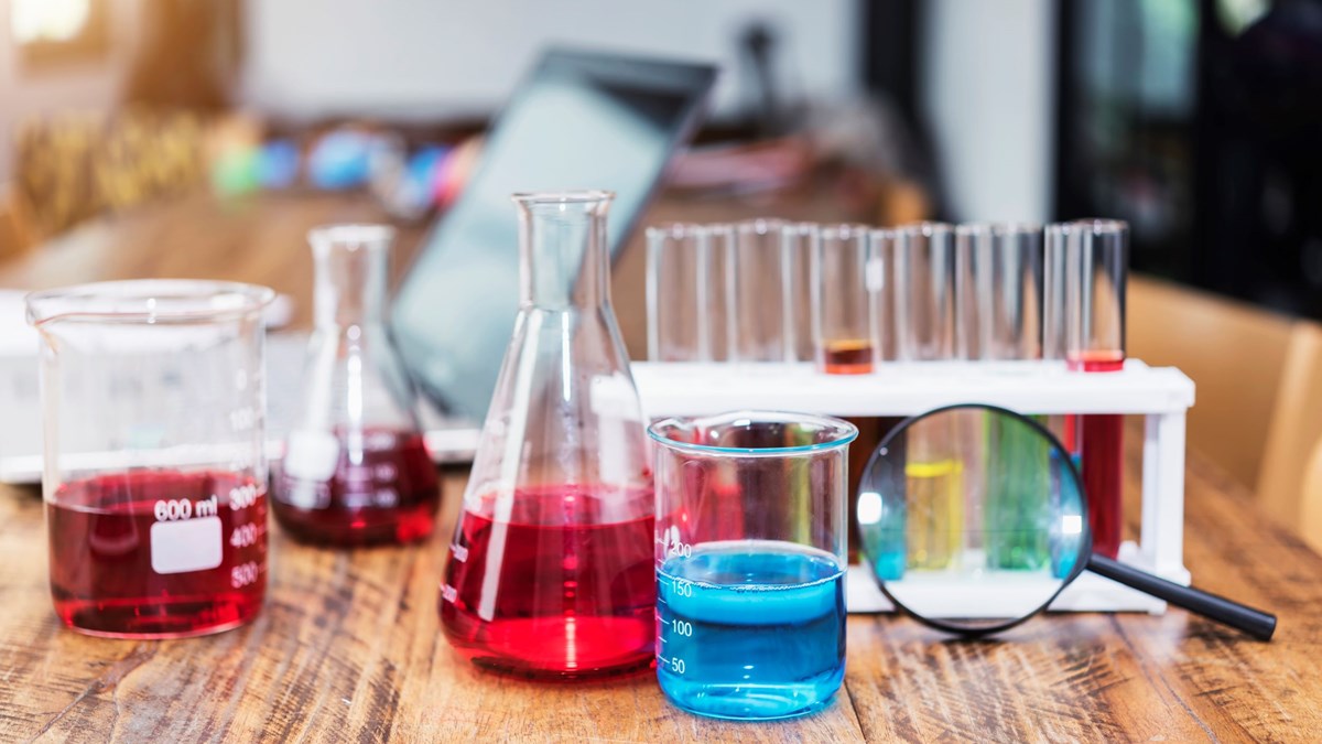 Bildet viser reagensglass med flytende væske med forskjellige farger. 