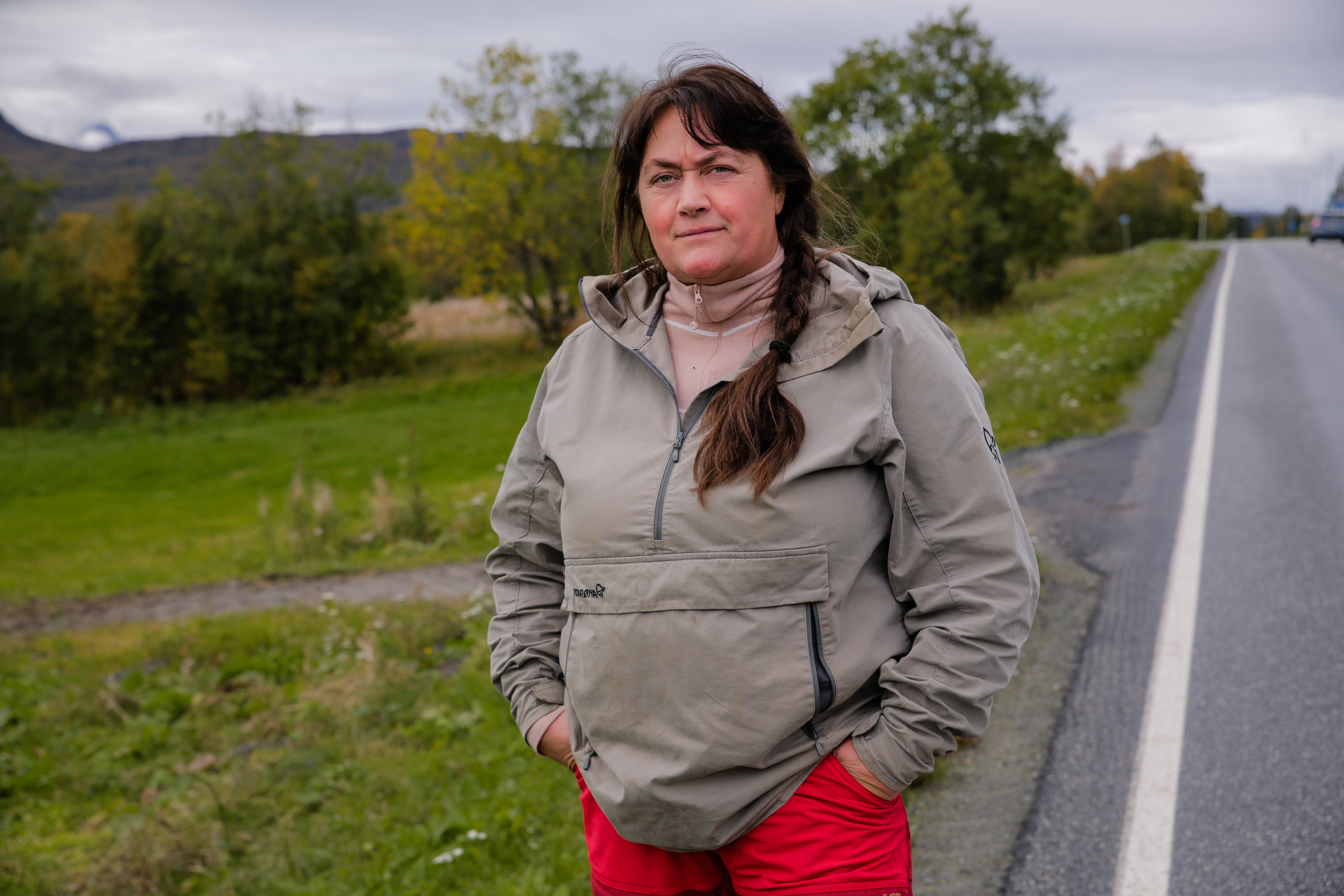 Ann Kristin Mortensen står ved en vei.